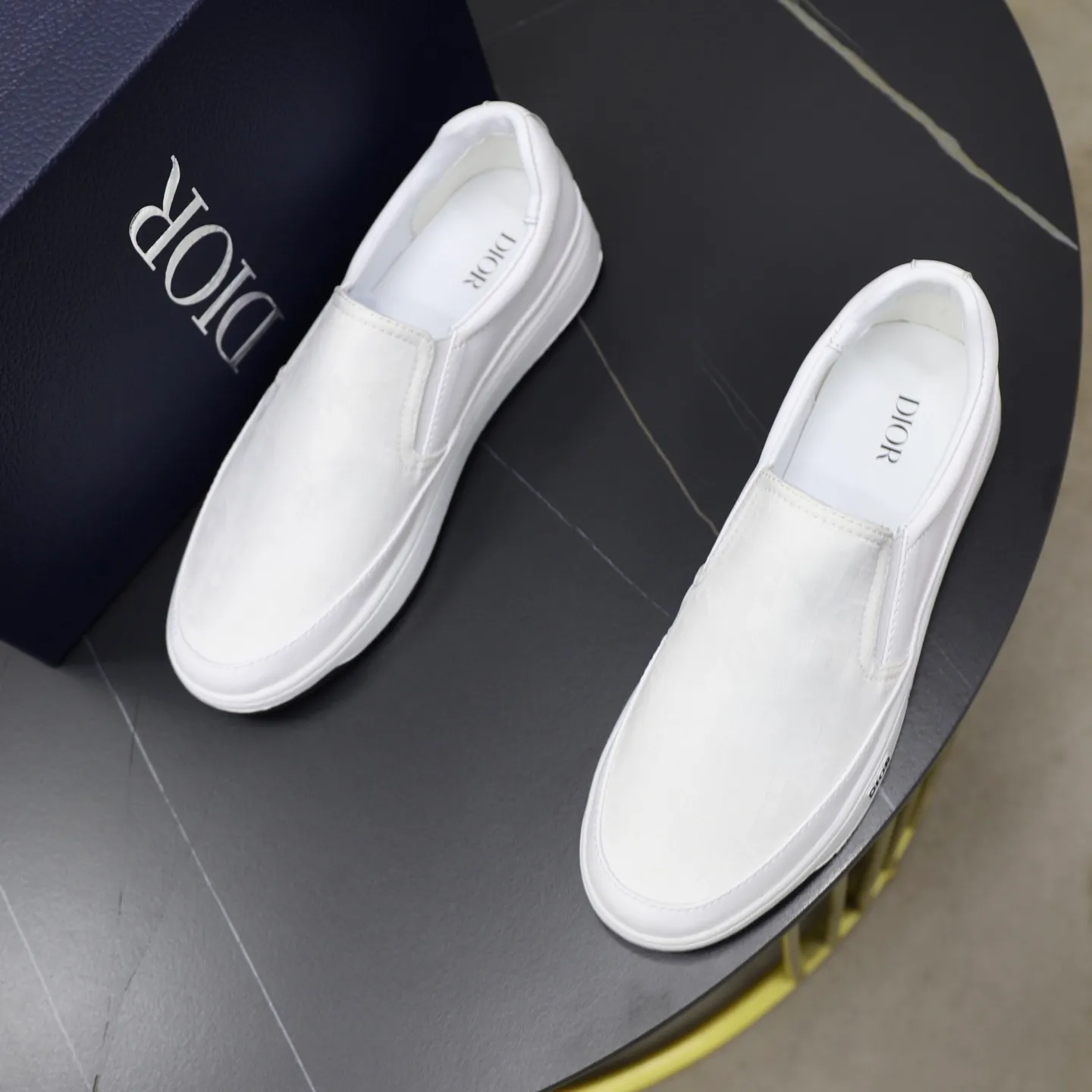 Ex-factory price: 420💰🙅‍♂️🙅‍♂️🙅‍♂️ Brand: Dior DIOR Standard code: 38-44 (45 customized) Grade: Same as the official website Material: Original material splicing Comfortable and breathable lining Lightweight and wear-resistant sports outsole Style category: Men's fashionable casual shoes Running sneakers Distinguished luxury brand elements Top luxury Color: actual picture color